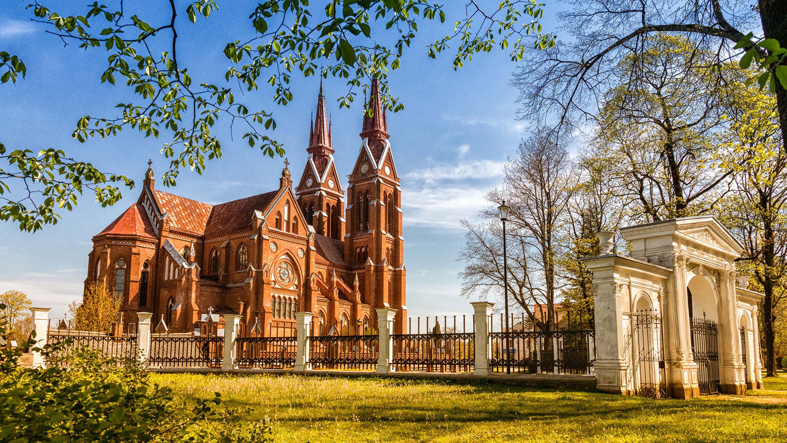Katalikų bažnyčia ir parko vartai
